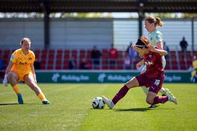 26.04.2025, GER, Frauenfußball, BL, 2024 2025, RB Leipzig - SGS Essen Mai Kadowaki (15, RB Leipzig), Aktion, Versuch eines Torschusses Leipzig Trainingszentrum der Roten Bulle Sachsen Deutschland
