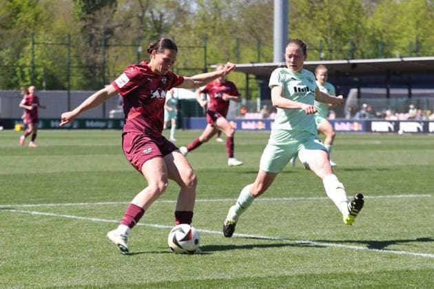 1. Bundesliga Frauen: RB Leipzig vs. SGS Essen, 26.04.25 Giovanna Hoffmann (7, RB Leipzig) vor Lena Ostermeier (18, SGS Essen). Fußball, Google Pixel Frauen-Bundesliga, Saison 2024 2025, 20. Spieltag: RB Leipzig vs. SGS Essen am 26.04.25, RB-Akademie Cottaweg. DFB REGULATIONS PROHIBIT ANY USE OF PHOTOGRAPHS AS IMAGE SEQUENCES AND OR QUASI-VIDEO. Copyright: xBEAUTIFULxSPORTS JanxKaeferx