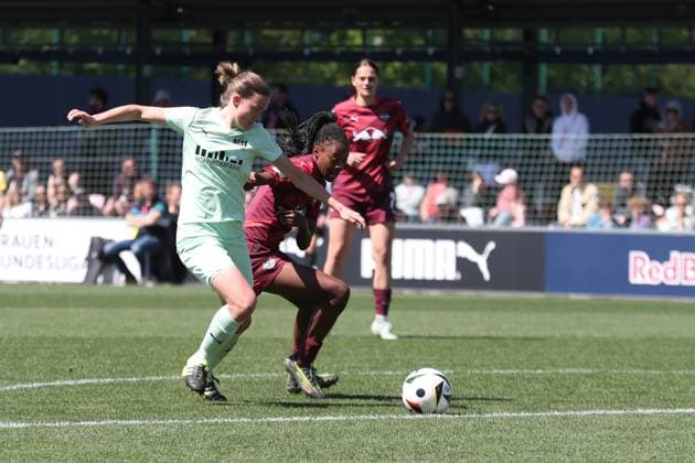 1. Bundesliga Frauen: RB Leipzig vs. SGS Essen, 26.04.25 Lena Ostermeier (18, SGS Essen) gegen Lydia Andrade (17, RB Leipzig). Fußball, Google Pixel Frauen-Bundesliga, Saison 2024 2025, 20. Spieltag: RB Leipzig vs. SGS Essen am 26.04.25, RB-Akademie Cottaweg. DFB REGULATIONS PROHIBIT ANY USE OF PHOTOGRAPHS AS IMAGE SEQUENCES AND OR QUASI-VIDEO. Copyright: xBEAUTIFULxSPORTS JanxKaeferx
