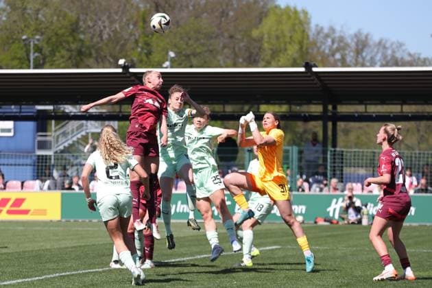 1. Bundesliga Frauen: RB Leipzig vs. SGS Essen, 26.04.25 Frederike Kempe (2, RB Leipzig) ist nach einer Ecke vor Jaqueline Meißner (16, SGS Essen) mit dem Kopf am Ball. Fußball, Google Pixel Frauen-Bundesliga, Saison 2024 2025, 20. Spieltag: RB Leipzig vs. SGS Essen am 26.04.25, RB-Akademie Cottaweg. DFB REGULATIONS PROHIBIT ANY USE OF PHOTOGRAPHS AS IMAGE SEQUENCES AND OR QUASI-VIDEO. Copyright: xBEAUTIFULxSPORTS JanxKaeferx