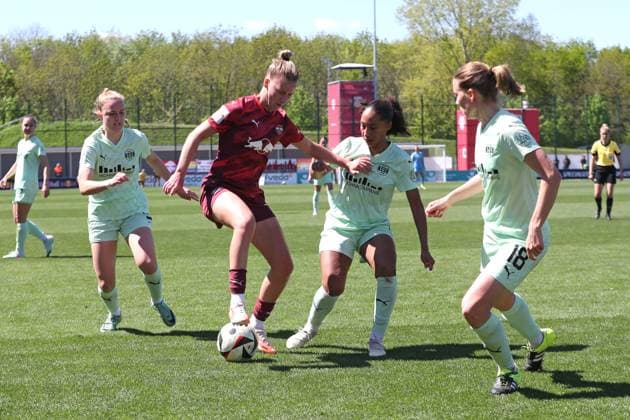 1. Bundesliga Frauen: RB Leipzig vs. SGS Essen, 26.04.25 Marlene Müller (27, RB Leipzig) gegen Vanessa Fürst (8, SGS Essen). Fußball, Google Pixel Frauen-Bundesliga, Saison 2024 2025, 20. Spieltag: RB Leipzig vs. SGS Essen am 26.04.25, RB-Akademie Cottaweg. DFB REGULATIONS PROHIBIT ANY USE OF PHOTOGRAPHS AS IMAGE SEQUENCES AND OR QUASI-VIDEO. Copyright: xBEAUTIFULxSPORTS JanxKaeferx