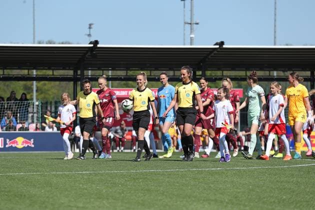 1. Bundesliga Frauen: RB Leipzig vs. SGS Essen, 26.04.25 Schiedsrichterin Julia Boike (mit Ball) führt die beiden Teams auf den Rasen. Fußball, Google Pixel Frauen-Bundesliga, Saison 2024 2025, 20. Spieltag: RB Leipzig vs. SGS Essen am 26.04.25, RB-Akademie Cottaweg. DFB REGULATIONS PROHIBIT ANY USE OF PHOTOGRAPHS AS IMAGE SEQUENCES AND OR QUASI-VIDEO. Copyright: xBEAUTIFULxSPORTS JanxKaeferx