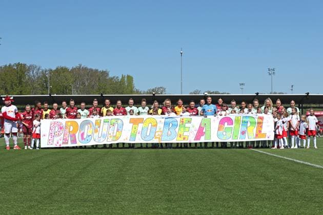 1. Bundesliga Frauen: RB Leipzig vs. SGS Essen, 26.04.25 Beide Teams mit einem Plakat, Transparent: PROUD TO BE A GIRL. Fußball, Google Pixel Frauen-Bundesliga, Saison 2024 2025, 20. Spieltag: RB Leipzig vs. SGS Essen am 26.04.25, RB-Akademie Cottaweg. DFB REGULATIONS PROHIBIT ANY USE OF PHOTOGRAPHS AS IMAGE SEQUENCES AND OR QUASI-VIDEO. Copyright: xBEAUTIFULxSPORTS JanxKaeferx