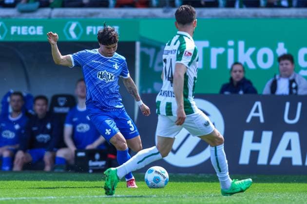Fußball 2. Bundesliga 31. Spieltag SC Preußen Münster - SV Darmstadt 98 am 26.04.2025 im LVM-Preußenstadion in Münster Guille Bueno ( Darmstadt ), links - Charalambos Makridis ( Münster ), rechts DFL regulations prohibit any use of photographs as image sequences and or quasi-video.
