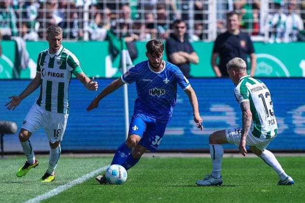 Fußball 2. Bundesliga 31. Spieltag SC Preußen Münster - SV Darmstadt 98 am 26.04.2025 im LVM-Preußenstadion in Münster Marc Lorenz ( Münster ), links - Killian Corredor ( Darmstadt ), mitte - Florian Pick ( Münster ), rechts DFL regulations prohibit any use of photographs as image sequences and or quasi-video.
