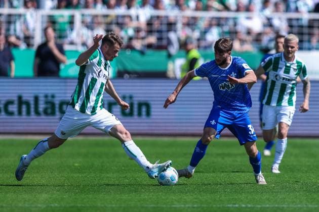 Fußball 2. Bundesliga 31. Spieltag SC Preußen Münster - SV Darmstadt 98 am 26.04.2025 im LVM-Preußenstadion in Münster Niko Koulis ( Münster ), links - Killian Corredor ( Darmstadt ), rechts DFL regulations prohibit any use of photographs as image sequences and or quasi-video.