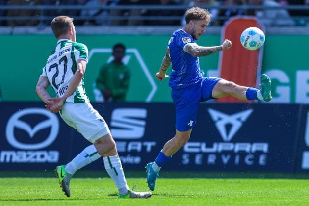 Fußball 2. Bundesliga 31. Spieltag SC Preußen Münster - SV Darmstadt 98 am 26.04.2025 im LVM-Preußenstadion in Münster Jano Ter Horst ( Münster ), links - Luca Marseiler ( Darmstadt ), rechts DFL regulations prohibit any use of photographs as image sequences and or quasi-video.