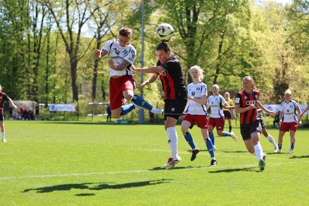 Fußball I Frauen I Saison 2024 2025 I 2. Bundesliga I 23. Spieltag I Hamburger SV - FC Ingolstadt 04 I 26.04.2025 Kopfball von Jobina Verena Lahr (31, Hamburger SV) & Anna-Lena Fritz (19, FC Ingolstadt 04) Hamburg Am Volksparkstadion Hamburg Deutschland Copyright: xLobeca VivianxPfaffx
