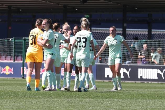 1. Bundesliga Frauen: RB Leipzig vs. SGS Essen, 26.04.25 Das Team der SGS Essen jubelt nach dem Schlusspfiff über den Sieg, Freude. Fußball, Google Pixel Frauen-Bundesliga, Saison 2024 2025, 20. Spieltag: RB Leipzig vs. SGS Essen am 26.04.25, RB-Akademie Cottaweg. DFB REGULATIONS PROHIBIT ANY USE OF PHOTOGRAPHS AS IMAGE SEQUENCES AND OR QUASI-VIDEO. Copyright: xBEAUTIFULxSPORTS JanxKaeferx