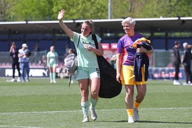 1. Bundesliga Frauen: RB Leipzig vs. SGS Essen, 26.04.25 Ramona Maier (9, SGS Essen) winkt zu den Fans. Fußball, Google Pixel Frauen-Bundesliga, Saison 2024 2025, 20. Spieltag: RB Leipzig vs. SGS Essen am 26.04.25, RB-Akademie Cottaweg. DFB REGULATIONS PROHIBIT ANY USE OF PHOTOGRAPHS AS IMAGE SEQUENCES AND OR QUASI-VIDEO. Copyright: xBEAUTIFULxSPORTS JanxKaeferx