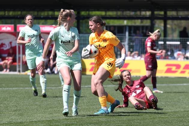 1. Bundesliga Frauen: RB Leipzig vs. SGS Essen, 26.04.25 Torwart Kim Sindermann (31, SGS Essen) hat den Ball sicher in der Hand. Fußball, Google Pixel Frauen-Bundesliga, Saison 2024 2025, 20. Spieltag: RB Leipzig vs. SGS Essen am 26.04.25, RB-Akademie Cottaweg. DFB REGULATIONS PROHIBIT ANY USE OF PHOTOGRAPHS AS IMAGE SEQUENCES AND OR QUASI-VIDEO. Copyright: xBEAUTIFULxSPORTS JanxKaeferx