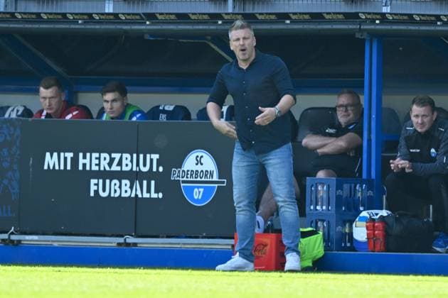 Paderborn, Home Deluxe Arena, 26.04.25, GER, Herren, 2.Bundesliga, Saison 2024-2025, SC Paderborn 07 - SV Elversberg Bild: Trainer Lukas KWASNIOK (Paderborn) DFL regulations prohibit any use of photographs as image sequences and or quasi-video. NRW Deutschland *** Paderborn, Home Deluxe Arena, 26 04 25, GER, Herren, 2 Bundesliga, Saison 2024 2025, SC Paderborn 07 SV Elversberg Bild Trainer Lukas KWASNIOK Paderborn DFL regulations prohibit any use of photographs as image sequences and or quasi video NRW Germany