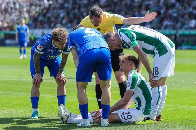 Sport Bilder des Tages Fußball 2. Bundesliga 31. Spieltag SC Preußen Münster - SV Darmstadt 98 am 26.04.2025 im LVM-Preußenstadion in Münster Lukas Frenkert ( Münster ) sitzt verletzt auf dem Rasen DFL regulations prohibit any use of photographs as image sequences and or quasi-video.