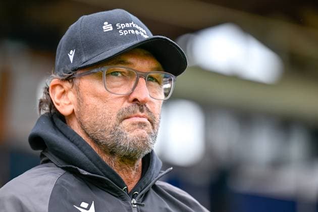 Trainer Claus-Dieter Wollitz (Cottbus) Einzelbild, Aktion, Action Porträt, Portrait, 26.04.2025, Unterhaching (Deutschland), Fussball, 3. Liga, SpVgg Unterhaching - FC Energie Cottbus, DFB DFL REGULATIONS PROHIBIT ANY USE OF PHOTOGRAPHS AS IMAGE SEQUENCES AND OR QUASI-VIDEO.