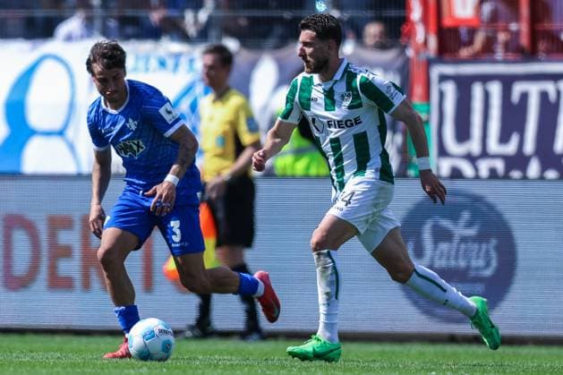 Fußball 2. Bundesliga 31. Spieltag SC Preußen Münster - SV Darmstadt 98 am 26.04.2025 im LVM-Preußenstadion in Münster Guille Bueno ( Darmstadt ), links - Charalambos Makridis ( Münster ), rechts DFL regulations prohibit any use of photographs as image sequences and or quasi-video.