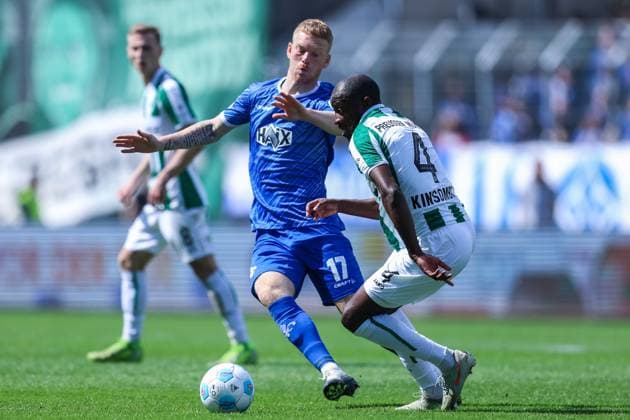 Fußball 2. Bundesliga 31. Spieltag SC Preußen Münster - SV Darmstadt 98 am 26.04.2025 im LVM-Preußenstadion in Münster Kai Klefisch ( Darmstadt ), links - David Kinsombi ( Münster ), rechts DFL regulations prohibit any use of photographs as image sequences and or quasi-video.