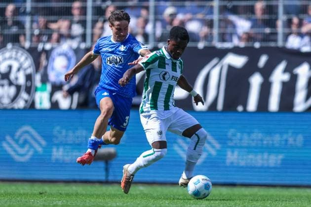 Fußball 2. Bundesliga 31. Spieltag SC Preußen Münster - SV Darmstadt 98 am 26.04.2025 im LVM-Preußenstadion in Münster Guille Bueno ( Darmstadt ), links - Daniel Kyerewaa ( Münster ), rechts DFL regulations prohibit any use of photographs as image sequences and or quasi-video.
