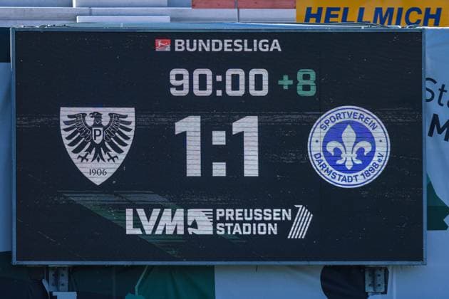 Fußball 2. Bundesliga 31. Spieltag SC Preußen Münster - SV Darmstadt 98 am 26.04.2025 im LVM-Preußenstadion in Münster Die Anzeigetafel im LVM-Preußenstadion zeigt den Endstand an: Münster 1:1 Darmstadt DFL regulations prohibit any use of photographs as image sequences and or quasi-video.
