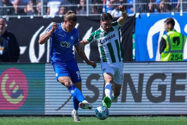Fußball 2. Bundesliga 31. Spieltag SC Preußen Münster - SV Darmstadt 98 am 26.04.2025 im LVM-Preußenstadion in Münster Fynn Lakenmacher ( Darmstadt ), links - Charalambos Makridis ( Münster ), rechts DFL regulations prohibit any use of photographs as image sequences and or quasi-video.
