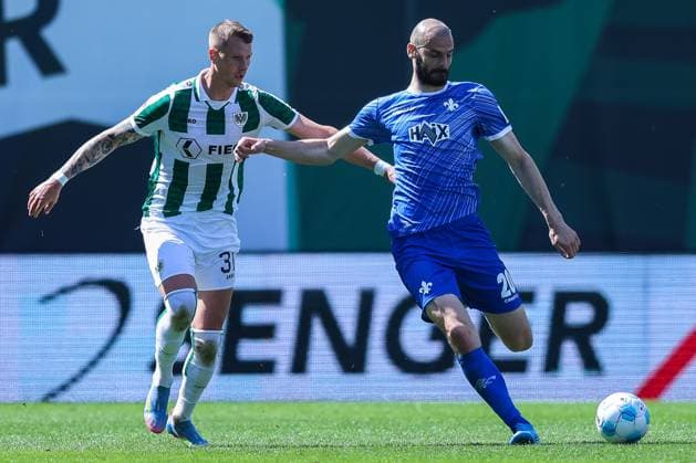 Fußball 2. Bundesliga 31. Spieltag SC Preußen Münster - SV Darmstadt 98 am 26.04.2025 im LVM-Preußenstadion in Münster Holmbert Fridjonsson ( Münster ), links - Aleksandar VukotiÄ‡ ( Darmstadt ), rechts DFL regulations prohibit any use of photographs as image sequences and or quasi-video.