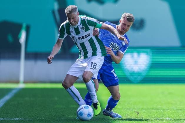 Fußball 2. Bundesliga 31. Spieltag SC Preußen Münster - SV Darmstadt 98 am 26.04.2025 im LVM-Preußenstadion in Münster Marc Lorenz ( Münster ), links - Marco Thiede ( Darmstadt ), rechts DFL regulations prohibit any use of photographs as image sequences and or quasi-video.