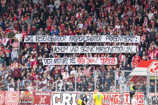 26.04.2025, Fussball, GER, Saison, 2.Liga, Saision 2024 2025, 31. Spieltag, SSV Jahn Regensburg - Eintracht Braunschweig Plakat der Jahn Fans gegen Achim Beierlorzer DFL REGULATIONS PROHIBIT ANY USE OF PHOTOGRAPHS AS IMAGE SEQUENCES AND OR QUASI-VIDEO.