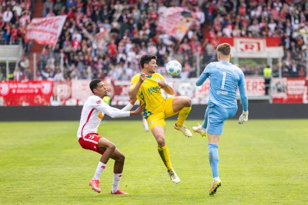26.04.2025, Fussball, GER, Saison, 2.Liga, Saision 2024 2025, 31. Spieltag, SSV Jahn Regensburg - Eintracht Braunschweig Noah Ganaus (SSV Jahn) gegen Jannis Nikolaou und Ron Thorben Hoffmann DFL REGULATIONS PROHIBIT ANY USE OF PHOTOGRAPHS AS IMAGE SEQUENCES AND OR QUASI-VIDEO.