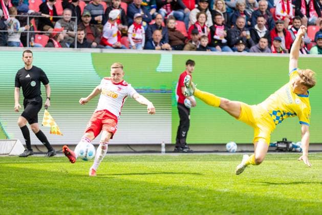 26.04.2025, Fussball, GER, Saison, 2.Liga, Saision 2024 2025, 31. Spieltag, SSV Jahn Regensburg - Eintracht Braunschweig Kai Pröger (SSV Jahn Regensburg) gegen Julian Baas DFL REGULATIONS PROHIBIT ANY USE OF PHOTOGRAPHS AS IMAGE SEQUENCES AND OR QUASI-VIDEO.
