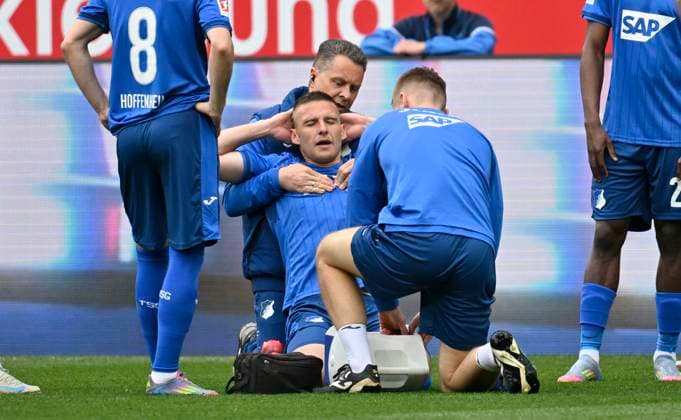 Sport Themen der Woche KW17 Sport Bilder des Tages Pavel Kaderabek TSG 1899 Hoffenheim (03) verletzt Verletzung TSG 1899 Hoffenheim vs Borussia Dortmund BVB 26.04.2025 DFL REGULATIONS PROHIBIT ANY USE OF PHOTOGRAPHS AS IMAGE SEQUENCES AND OR QUASI-VIDEO TSG 1899 Hoffenheim vs Borussia Dortmund BVB *** Pavel Kaderabek TSG 1899 Hoffenheim 03 injured Injury TSG 1899 Hoffenheim vs Borussia Dortmund BVB 26 04 2025 DFL REGULATIONS PROHIBIT ANY USE OF PHOTOGRAPHS AS IMAGE SEQUENCES AND OR QUASI VIDEO TSG 1899 Hoffenheim vs Borussia Dortmund BVB