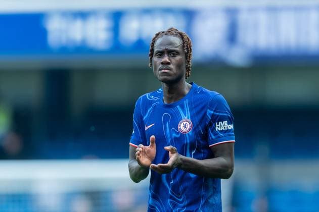 Trevoh Chalobah of Chelsea acknowledges the fans after his sides 1-0 victory during the Premier League match between Chelsea and Everton at Stamford Bridge, London, England on 26 April 2025.  Copyright: xGrantxWinterx PMI-6838-0014