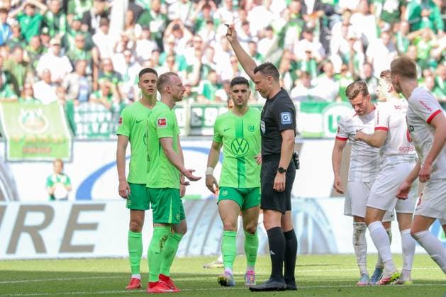 Sport Themen der Woche KW17 Sport Bilder des Tages 26.04.2025, xgox, Fussball 1.Bundesliga, VfL Wolfsburg - SC Freiburg emspor, v.l. Rote Karte, Platzverweis, sent off Maximilian Arnold (Wolfsburg, 27) (DFL DFB REGULATIONS PROHIBIT ANY USE OF PHOTOGRAPHS as IMAGE SEQUENCES and or QUASI-VIDEO) Wolfsburg *** 26 04 2025, xgox, Soccer 1 Bundesliga, VfL Wolfsburg SC Freiburg emspor, v l Red card, sending off Maximilian Arnold Wolfsburg, 27 DFL DFB REGULATIONS PROHIBIT ANY USE OF PHOTOGRAPHS as IMAGE SEQUENCES and or QUASI VIDEO Wolfsburg