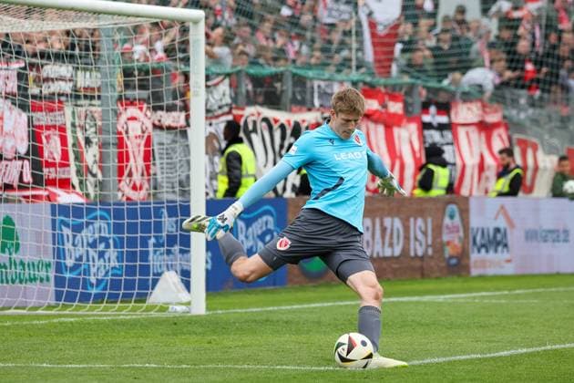 Elias Bethke (FC Energie Cottbus, 12) mit Ball, GER, SpVgg Unterhaching vs. FC Energie Cottbus, Fussball, 3. Liga, 35. Spieltag, Saison 2024 2025, 26.04.2025, DFL REGULATIONS PROHIBIT ANY USE OF PHOTOGRAPHS AS IMAGE SEQUENCES, GER, SpVgg Unterhaching vs. FC Energie Cottbus, Fussball, 3. Liga, 35. Spieltag, Saison 2024 2025, 26.04.2025 Unterhaching *** Elias Bethke FC Energie Cottbus, 12 with ball, GER, SpVgg Unterhaching vs FC Energie Cottbus, Football, 3 Liga, 35 Matchday, Season 2024 2025, 26 04 2025, DFL REGULATIONS PROHIBIT ANY USE OF PHOTOGRAPHS AS IMAGE SEQUENCES, GER, SpVgg Unterhaching vs FC Energie Cottbus, Football, 3 Liga, 35 Matchday, Season 2024 2025, 26 04 2025 Unterhaching Copyright: xEibner-Pressefoto JennixMaulx EP_JML