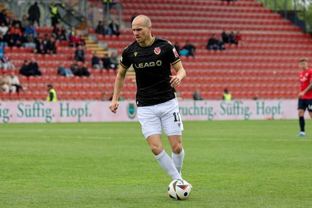 Phil Halbauer (FC Energie Cottbus, 11) mit Ball, GER, SpVgg Unterhaching vs. FC Energie Cottbus, Fussball, 3. Liga, 35. Spieltag, Saison 2024 2025, 26.04.2025, DFL REGULATIONS PROHIBIT ANY USE OF PHOTOGRAPHS AS IMAGE SEQUENCES, GER, SpVgg Unterhaching vs. FC Energie Cottbus, Fussball, 3. Liga, 35. Spieltag, Saison 2024 2025, 26.04.2025 Unterhaching Copyright: xEibner-Pressefoto JennixMaulx EP_JML