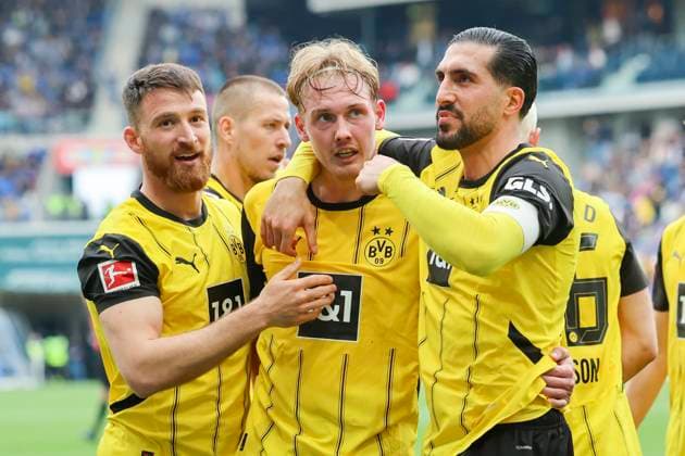 Sport Themen der Woche KW17 Sport Bilder des Tages Julian Brandt (Borussia Dortmund) bejubelt seinen Treffer zum 1:2 mit Salih Oezcan (Borussia Dortmund) und Emre Can (Borussia Dortmund), Bundesliga, TSG 1899 Hoffenheim v Borussia Dortmund, PreZero-Arena am 26. April 2025 in Sinsheim, Deutschland. (Foto von Marco Steinbrenner DeFodi Images) Julian Brandt (Borussia Dortmund) celebrates after scoring his teams second goal with Salih Oezcan (Borussia Dortmund) and Emre Can (Borussia Dortmund), Bundesliga, TSG 1899 Hoffenheim v Borussia Dortmund, PreZero-Arena, April 26, 2025 in Sinsheim, Germany. (Photo by Marco Steinbrenner DeFodi Images) DFL regulations prohibit any use of photographs as image sequences and or quasi-video. *** Julian Brandt Borussia Dortmund celebrates scoring his teams second goal with Salih Oezcan Borussia Dortmund and Emre Can Borussia Dortmund , Bundesliga, TSG 1899 Hoffenheim v Borussia Dortmund, PreZero Arena, April 26, 2025 in Sinsheim, Germany Photo by Marco Steinbrenner DeFodi Images Julian Brandt Borussia Dortmund celebrates after scoring his teams second goal with Salih Oezcan Borussia Dortmund and Emre Can Borussia Dortmund , Bundesliga, TSG 1899 Hoffenheim v Borussia Dortmund, PreZero Arena, April 26, 2025 in Sinsheim, Germany Photo by Marco Steinbrenner DeFodi Images DFL regulations prohibit any use of photographs as image sequences and or quasi video