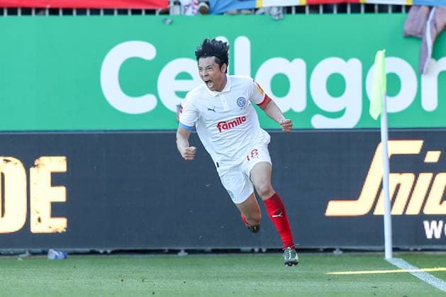 Sport Bilder des Tages 26.04.2025, xtgx, Fussball 1. Bundesliga, Holstein Kiel - Borussia Mönchengladbach emspor, v.l. Shuto Machino (Kiel, 18) Jubel, Torjubel, jubelt ueber das Tor, celebrate the goal, celebration (DFL DFB REGULATIONS PROHIBIT ANY USE OF PHOTOGRAPHS as IMAGE SEQUENCES and or QUASI-VIDEO) Kiel
