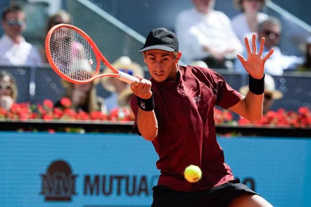 April 26, 2025, Madrid, Madrid, SPAIN: Matteo Arnaldi of Italy plays against Novak Djokovic of Serbia during the Mutua Madrid Open 2025, ATP, Tennis Herren Masters 1000 and WTA, Tennis Damen 1000, tennis tournament celebrated at Caja Magica on April 26, 2025 in Madrid, Spain. Madrid SPAIN - ZUMAa181 20250426_zaa_a181_097 Copyright: xDennisxAgyemanx