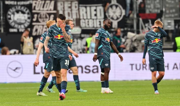 Sport Themen der Woche KW17 Sport Bilder des Tages Frankfurt - RB Leipzig Bundesliga Frankfurt, 26.04.2025, Waldstadion, Fussball Bundesliga, Spieltag 31 , SG Eintracht Frankfurt vs. RB Leipzig , Frustrierte Leipziger nach dem dritten Gegentor. Im Bild: Benjamin Sesko (30, RB Leipzig) , DFL Êregulations prohibit any use of photographs as image sequences and or quasi-video. , *** Frankfurt RB Leipzig Bundesliga Frankfurt, 26 04 2025, Waldstadion, Fußball Bundesliga, Matchday 31 , SG Eintracht Frankfurt vs RB Leipzig , Frustrated Leipzigers after conceding the third goal In the picture Benjamin Sesko 30, RB Leipzig , DFL Êregulations prohibit any use of photographs as image sequences and or quasi video , Picture Point