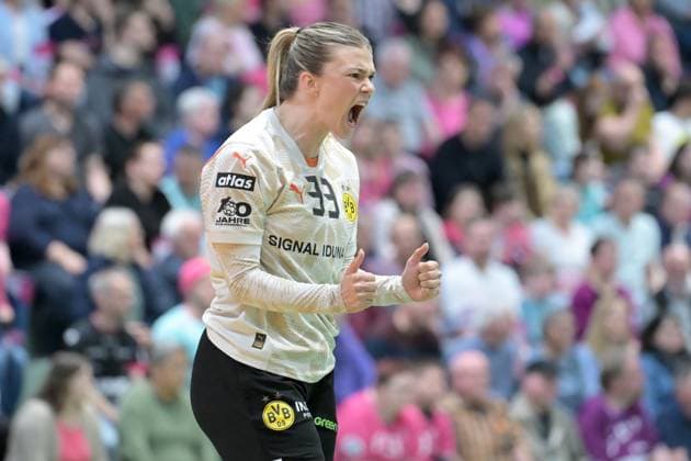 Sport Themen der Woche KW17 Sport Bilder des Tages Tess Lieder (BVB Borussia Dortmund Handball, 33) im Tor TusSies Metzingen vs. BVB Borussia Dortmund Handball, Handball, HBF, Playoff, Viertelfinale Spiel 2, Saison 2024 2025, 26.04.2025 TusSies Metzingen vs. BVB Borussia Dortmund Handball, Handball, HBF, Playoff, Viertelfinale Spiel 2, Saison 2024 2025, 26.04.2025 Metzingen *** Tess Lieder BVB Borussia Dortmund Handball, 33 in goal TusSies Metzingen vs BVB Borussia Dortmund Handball, Handball, HBF, Playoff, Quarterfinal Game 2, Season 2024 2025, 26 04 2025 TusSies Metzingen vs BVB Borussia Dortmund Handball, Handball, HBF, Playoff, Quarterfinal Game 2, Season 2024 2025, 26 04 2025 Metzingen Copyright: xEibner-Pressefoto TobiasxBaurx EP_TBR