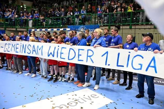 Sport Themen der Woche KW17 Sport Bilder des Tages GER, 2.HBL, BHC06, BHC06 vs. Eulen Ludwigshafen 26.4.2025, Wuppertal, Unihalle, GER, 2. HBL, BHC06 vs. Eulen Ludwigshafen 2.HBL regulations prohibit any use of photographs as image sequences and or quasi-video im Bild Siegerfoto nach dem Aufstieg mit den Fans. *** GER, 2 HBL, BHC06, BHC06 vs Eulen Ludwigshafen 26 4 2025, Wuppertal, Unihalle, GER, 2 HBL, BHC06 vs Eulen Ludwigshafen 2 HBL regulations prohibit any use of photographs as image sequences and or quasi video in the picture Winner photo after the promotion with the fans NordphotoxGmbHx xFreund nph00018