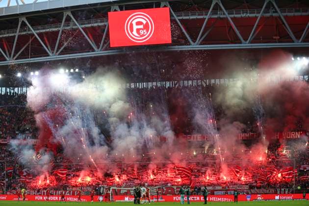 Fans von Fortuna Duesseldorf mit Pyrotechnik waehrend des Spiels der 2. Bundesliga zwischen Fortuna Düsseldorf und 1. FC Nürnberg im Merkur Spiel-Arena am 26. April 2025 in Düsseldorf, Deutschland. (Foto von Oliver Kaelke DeFodi Images) +++ Supporters of Fortuna Duesseldorf use pyrotechnics during the 2. Bundesliga match between Fortuna Düsseldorf and 1. FC Nürnberg at Merkur Spiel-Arena on April 26, 2025 in Düsseldorf, Germany. (Photo by Oliver Kaelke DeFodi Images) DFB DFL REGULATIONS PROHIBIT ANY USE OF PHOTOGRAPHS AS IMAGE SEQUENCES AND OR QUASI-VIDEO. (Photo by Oliver Kaelke DeFodi Images)