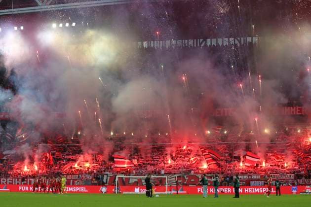Fans von Fortuna Duesseldorf mit Pyrotechnik waehrend des Spiels der 2. Bundesliga zwischen Fortuna Düsseldorf und 1. FC Nürnberg im Merkur Spiel-Arena am 26. April 2025 in Düsseldorf, Deutschland. (Foto von Oliver Kaelke DeFodi Images) +++ Supporters of Fortuna Duesseldorf use pyrotechnics during the 2. Bundesliga match between Fortuna Düsseldorf and 1. FC Nürnberg at Merkur Spiel-Arena on April 26, 2025 in Düsseldorf, Germany. (Photo by Oliver Kaelke DeFodi Images) DFB DFL REGULATIONS PROHIBIT ANY USE OF PHOTOGRAPHS AS IMAGE SEQUENCES AND OR QUASI-VIDEO. (Photo by Oliver Kaelke DeFodi Images)