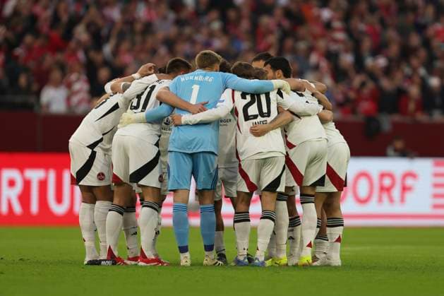 Spieler von 1.FC Nürnberg bilden einen Teamkreis waehrend des Spiels der 2. Bundesliga zwischen Fortuna Düsseldorf und 1. FC Nürnberg im Merkur Spiel-Arena am 26. April 2025 in Düsseldorf, Deutschland. (Foto von Oliver Kaelke DeFodi Images) +++ Players from 1.FC Nürnberg form a circle during the 2. Bundesliga match between Fortuna Düsseldorf and 1. FC Nürnberg at Merkur Spiel-Arena on April 26, 2025 in Düsseldorf, Germany. (Photo by Oliver Kaelke DeFodi Images) DFB DFL REGULATIONS PROHIBIT ANY USE OF PHOTOGRAPHS AS IMAGE SEQUENCES AND OR QUASI-VIDEO. (Photo by Oliver Kaelke DeFodi Images)