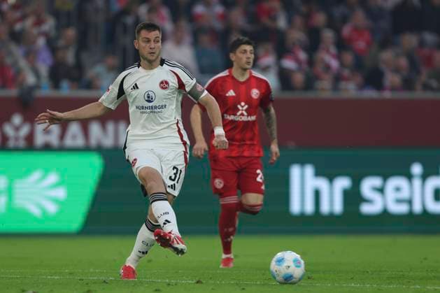 Robin Knoche (1.FC Nürnberg) in Aktion, am Ball, Einzelaktion waehrend des Spiels der 2. Bundesliga zwischen Fortuna Düsseldorf und 1. FC Nürnberg im Merkur Spiel-Arena am 26. April 2025 in Düsseldorf, Deutschland. (Foto von Oliver Kaelke DeFodi Images) +++ Robin Knoche (1.FC Nürnberg) controls the ball during the 2. Bundesliga match between Fortuna Düsseldorf and 1. FC Nürnberg at Merkur Spiel-Arena on April 26, 2025 in Düsseldorf, Germany. (Photo by Oliver Kaelke DeFodi Images) DFB DFL REGULATIONS PROHIBIT ANY USE OF PHOTOGRAPHS AS IMAGE SEQUENCES AND OR QUASI-VIDEO. (Photo by Oliver Kaelke DeFodi Images)