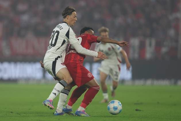 Caspar Jander (1.FC Nürnberg) und Mayron van Brederode (Fortuna Duesseldorf) im Zweikampf waehrend des Spiels der 2. Bundesliga zwischen Fortuna Düsseldorf und 1. FC Nürnberg im Merkur Spiel-Arena am 26. April 2025 in Düsseldorf, Deutschland. (Foto von Oliver Kaelke DeFodi Images) +++ Caspar Jander (1.FC Nürnberg) und Mayron van Brederode (Fortuna Duesseldorf) battle for the ball during the 2. Bundesliga match between Fortuna Düsseldorf and 1. FC Nürnberg at Merkur Spiel-Arena on April 26, 2025 in Düsseldorf, Germany. (Photo by Oliver Kaelke DeFodi Images) DFB DFL REGULATIONS PROHIBIT ANY USE OF PHOTOGRAPHS AS IMAGE SEQUENCES AND OR QUASI-VIDEO. (Photo by Oliver Kaelke DeFodi Images)