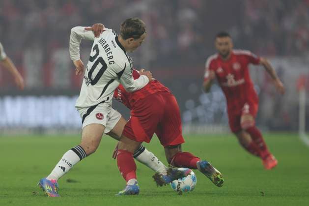 Caspar Jander (1.FC Nürnberg) und Mayron van Brederode (Fortuna Duesseldorf) im Zweikampf waehrend des Spiels der 2. Bundesliga zwischen Fortuna Düsseldorf und 1. FC Nürnberg im Merkur Spiel-Arena am 26. April 2025 in Düsseldorf, Deutschland. (Foto von Oliver Kaelke DeFodi Images) +++ Caspar Jander (1.FC Nürnberg) und Mayron van Brederode (Fortuna Duesseldorf) battle for the ball during the 2. Bundesliga match between Fortuna Düsseldorf and 1. FC Nürnberg at Merkur Spiel-Arena on April 26, 2025 in Düsseldorf, Germany. (Photo by Oliver Kaelke DeFodi Images) DFB DFL REGULATIONS PROHIBIT ANY USE OF PHOTOGRAPHS AS IMAGE SEQUENCES AND OR QUASI-VIDEO. (Photo by Oliver Kaelke DeFodi Images)