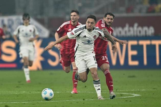 v. li. im Zweikampf Julian Justvan (Nuernberg 10) Matthias Zimmermann (Duesseldorf 25) 26.04.2025 Fussball Fortuna Duesseldorf vs 1. FC Nuernberg, Merkur Spiel-Arena, Duesseldorf, DFB DFL REGULATIONS PROHIBIT ANY USE OF PHOTOGRAPHS AS IMAGE SEQUENCES AND OR QUASI-VIDEO