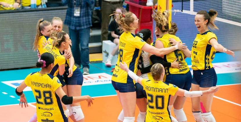 26.4..2025, Volleyball, Frauen, VBL, 1. VBL, 1. Volleyball-Bundesliga, Saison 2024725, Playoff, Finale, 3. Spiel, SSC Palmberg Schwerin - Dresdner SC Die Volleyballerinnen jubeln nach dem Spielende über den Gewinn der Deutschen Meisterschaft. Schwerin Palmberg Arena Mecklenburg-Vorpommern Deutschland