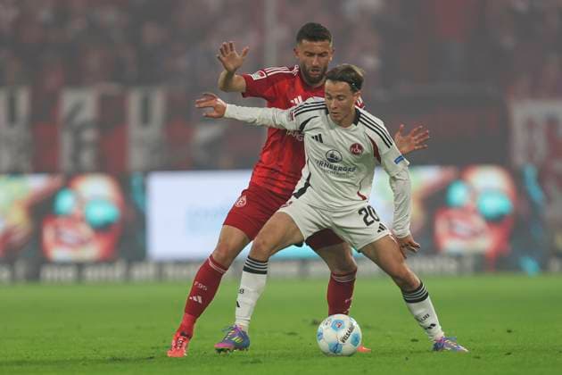 Caspar Jander (1.FC Nürnberg) und Nicolas Gavory (Fortuna Duesseldorf) im Zweikampf waehrend des Spiels der 2. Bundesliga zwischen Fortuna Düsseldorf und 1. FC Nürnberg im Merkur Spiel-Arena am 26. April 2025 in Düsseldorf, Deutschland. (Foto von Oliver Kaelke DeFodi Images) +++ Caspar Jander (1.FC Nürnberg) und Nicolas Gavory (Fortuna Duesseldorf) battle for the ball during the 2. Bundesliga match between Fortuna Düsseldorf and 1. FC Nürnberg at Merkur Spiel-Arena on April 26, 2025 in Düsseldorf, Germany. (Photo by Oliver Kaelke DeFodi Images) DFB DFL REGULATIONS PROHIBIT ANY USE OF PHOTOGRAPHS AS IMAGE SEQUENCES AND OR QUASI-VIDEO. (Photo by Oliver Kaelke DeFodi Images)