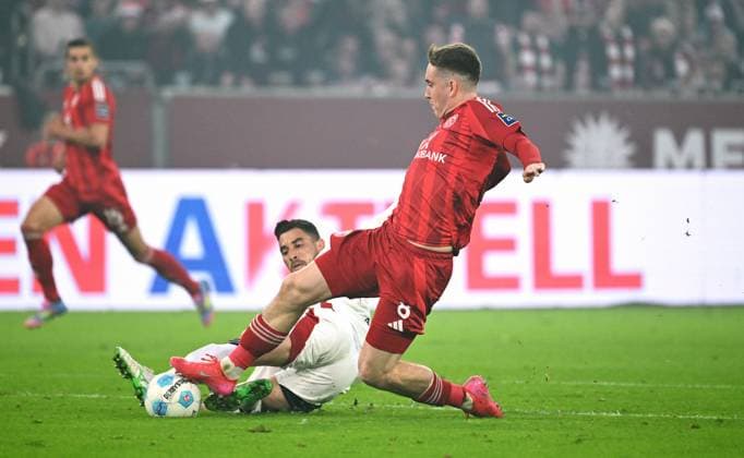 Fussball, 2. Bundesliga, Deutschland, Herren, Saison 2024 2025, 31. Spieltag, Merkur-Spiel-Arena Düsseldorf, Fortuna Düsseldorf - FC Nürnberg; Isak Bergmann Johannesson (F95), Danilo Soares (FCN). Aktion