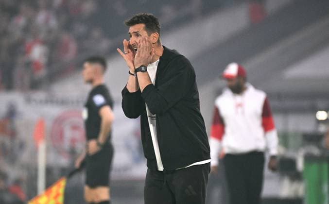 Fussball, 2. Bundesliga, Deutschland, Herren, Saison 2024 2025, 31. Spieltag, Merkur-Spiel-Arena Düsseldorf, Fortuna Düsseldorf - FC Nürnberg; Cheftrainer Miroslav Klose (FCN). Aktion, Einzelbild.